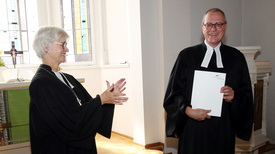 Zu sehen ist Pfarrer Torsten Nowak (rechts), der von Oberkirchenrätin Gudrun Nowak (links) in den Ruhestand verabschiedet worden ist.