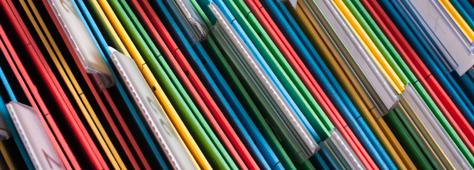 Aufsicht auf eine Vielzahl farbenfroher Hängemappen.