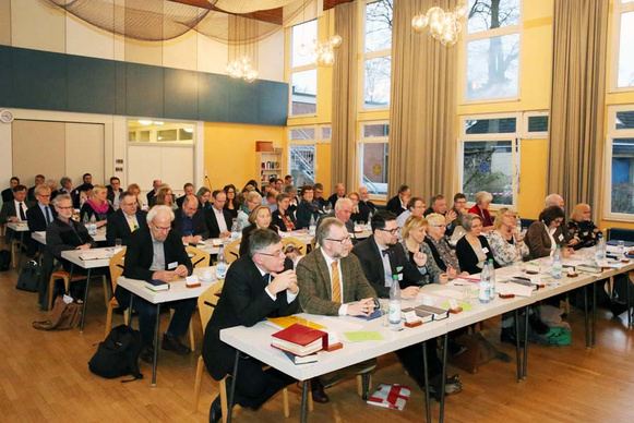 Die Synode beriet über die Ausschreibung der Stelle einer theologischen Oberkirchenrätin bzw. eines theologischen Oberkirchenrates.