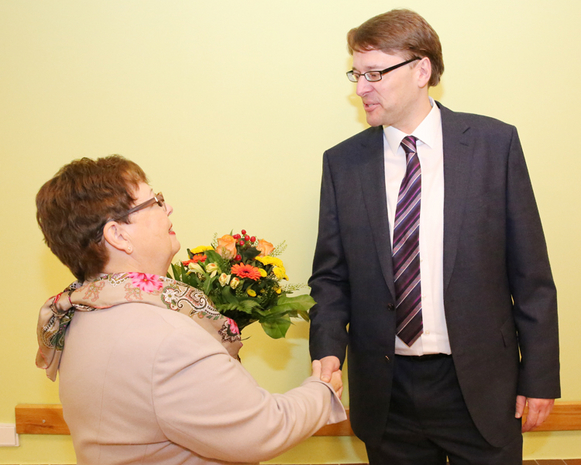 Synodenpräsidentin Sabine Blütchen dankte  Kreispfarrer Michael Braun für seine Kandidatur.