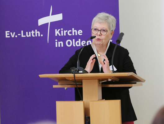 Auf diesem Foto Synodenpräsidentin Sabine Blütchen bei ihrem Zwischenbericht aus dem Wahlvorbereitungsausschuss zu sehen.
