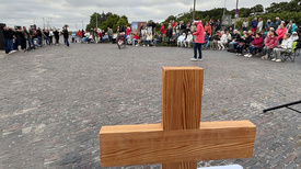 Zu sehen ist „Kirche am Deich“ am 9. Juli mit Pfarrer Ludger Becker im Hafen in Dangast.
