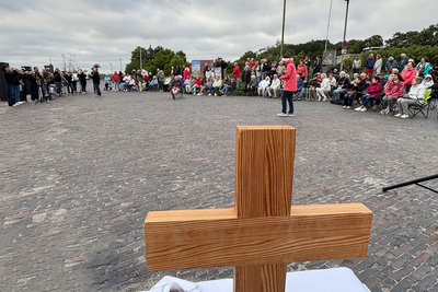 Zu sehen ist „Kirche am Deich“ am 9. Juli mit Pfarrer Ludger Becker im Hafen in Dangast.