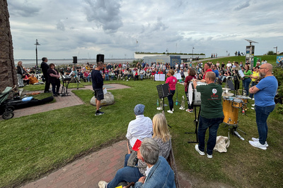 Bis zu 250 Gäste bilden jeweils bei der „Kirche am Deich“ in Dangast die „Deichgemeinde“.