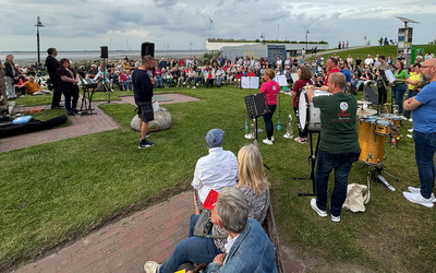 Bis zu 250 Gäste bilden jeweils bei der „Kirche am Deich“ in Dangast die „Deichgemeinde“.