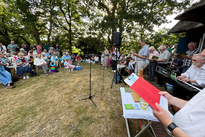 Zu sehen ist „Kirche am Deich“ am 16. Juli mit Jörg Kramer im Essich-Haus in Dangast.