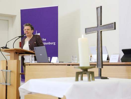 Das Bild zeigt die Referentin des Bischofs Sabine Spieker-Lauhöfer bei der Morgenandacht.