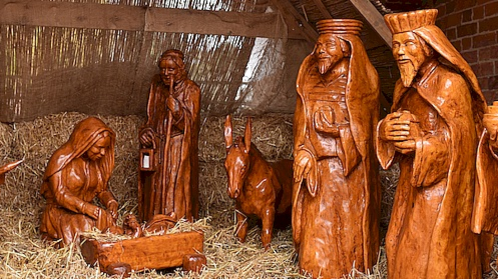Krippenfiguren aus heimischem Lindenholz vor der St.-Johannes-Kirche in Bad Zwischenahn. Geschnitzt von Kea Ahlers aus Wiefelstede. Foto: ELKiO/Tobias Frick