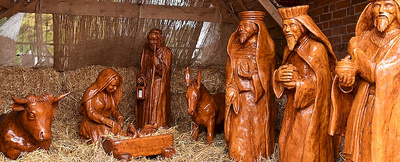 Krippenfiguren aus heimischem Lindenholz vor der St.-Johannes-Kirche in Bad Zwischenahn. Geschnitzt von Kea Ahlers aus Wiefelstede. Foto: ELKiO/Tobias Frick