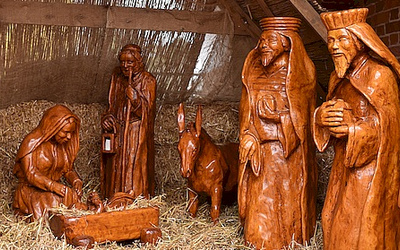Krippenfiguren aus heimischem Lindenholz vor der St.-Johannes-Kirche in Bad Zwischenahn. Geschnitzt von Kea Ahlers aus Wiefelstede. Foto: ELKiO/Tobias Frick