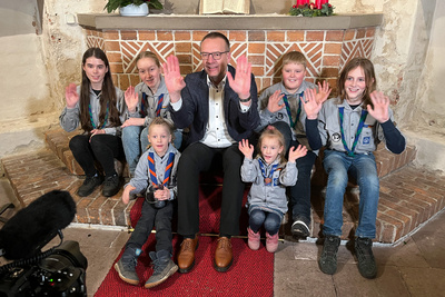 Den Video-Weihnachtsgruß hat Bischof Adomeit zusammen mit Pfadfinderinnen und Pfadfindern des Verbandes Christlicher Pfadfinderinnen und Pfadfinder (VCP) in Gertrudenkapelle in Oldenburg aufgenommen. Die Kerzen wurden mit dem Friedenslicht aus Bethlehem angezündet. Foto: ELKiO/D.-M. Grötzsch 