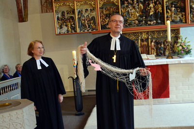 Bischof Thomas Adomeit und Pfarrerin Sandra Hollatz.