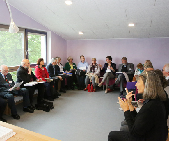 Die Synode diskutierte am Donnerstagvormittag in Arbeitsgruppen die Berichte aus dem Oberkirchenrat mit Dezernat II, Oberkirchenrätin Dr. Susanne Teichmanis.