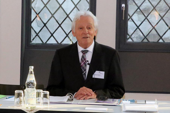 Der Synodale Wolfgang Köppen (71) aus Delmenhorst leitete als Alterspräsident die ersten Tagungsordnungspunkte der konstituierenden Tagung der 49. Synode.