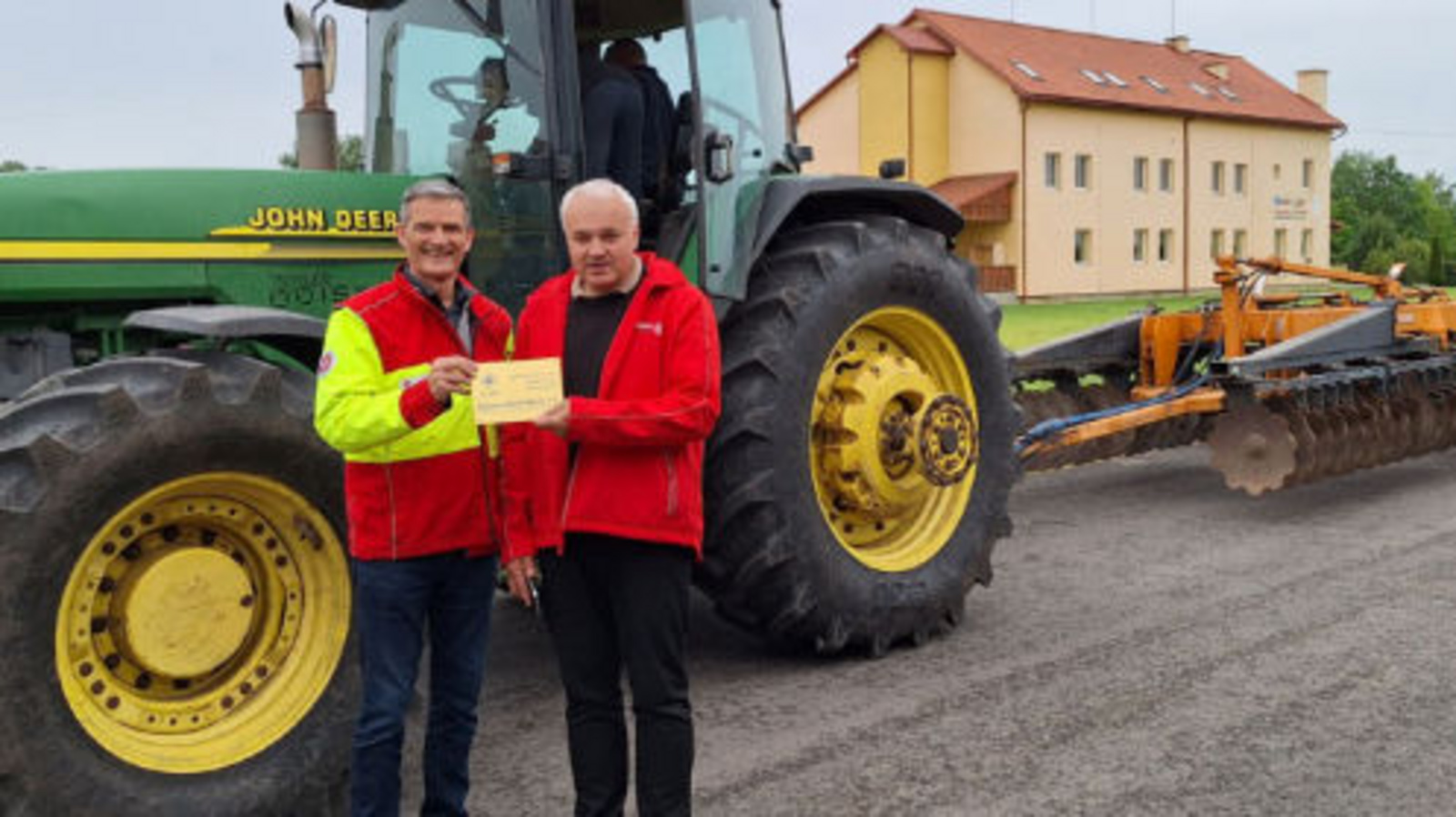 GAW-Generalsekretär Enno Haaks bei der Übergabe. Foto: GAW 