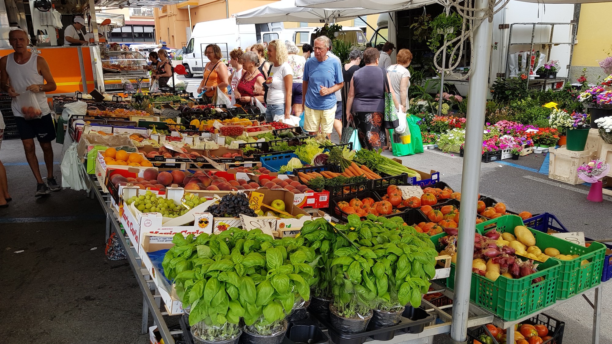 Marktstand mit Obst und Gemüse