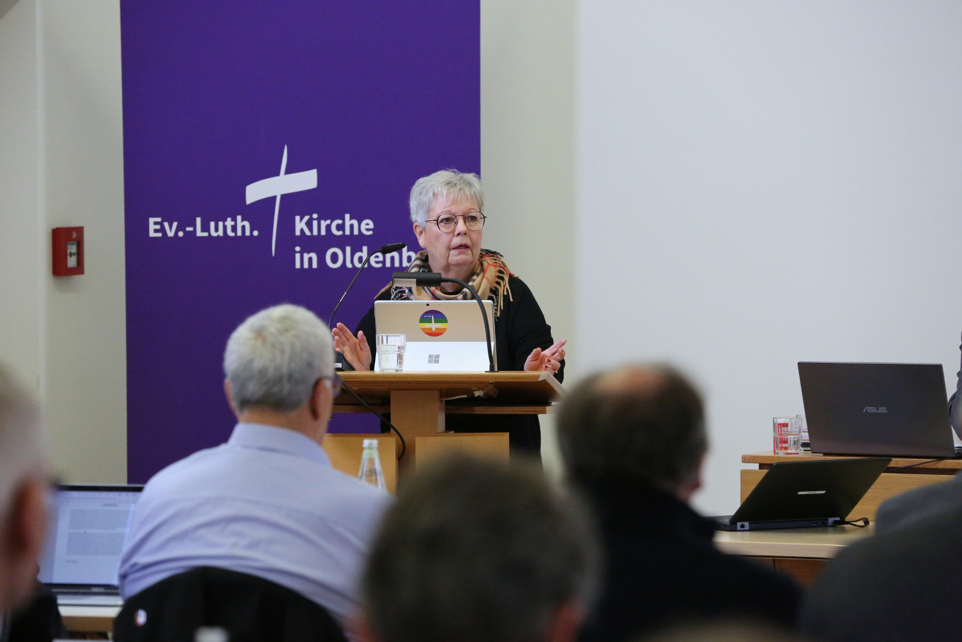 Synodenpräsidentin Sabine Blütchen redet vor der Synode